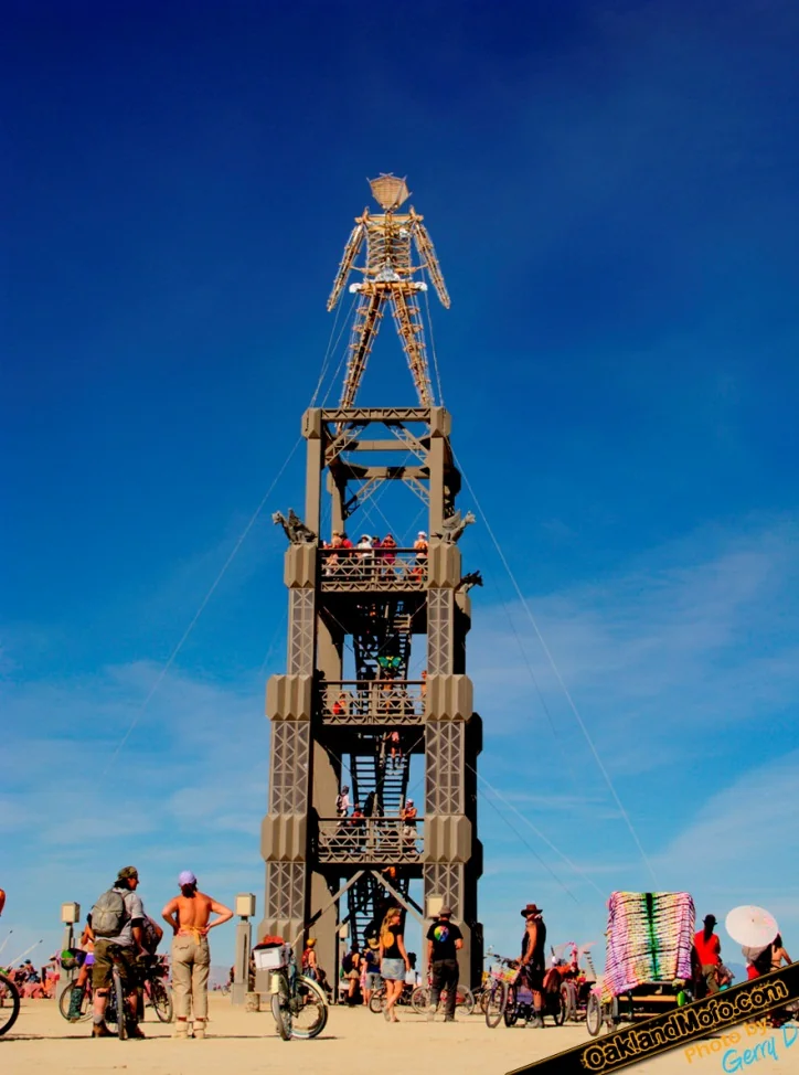 Visitors at the base of the Man looking up at its tower